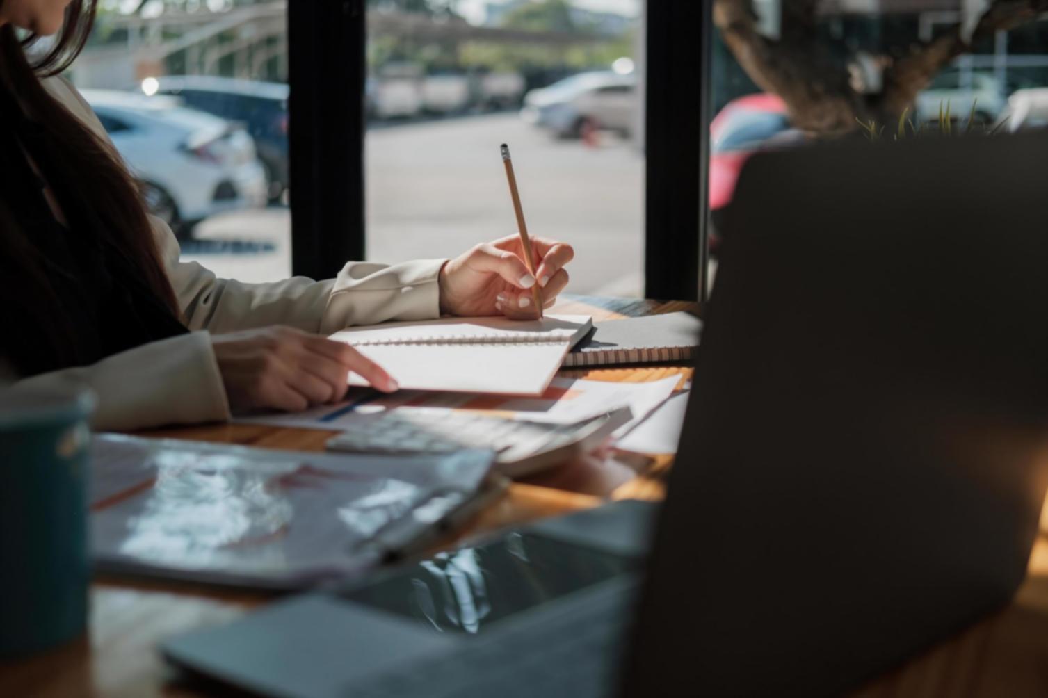 dolravenio financial education workspace with budgeting materials and learning resources